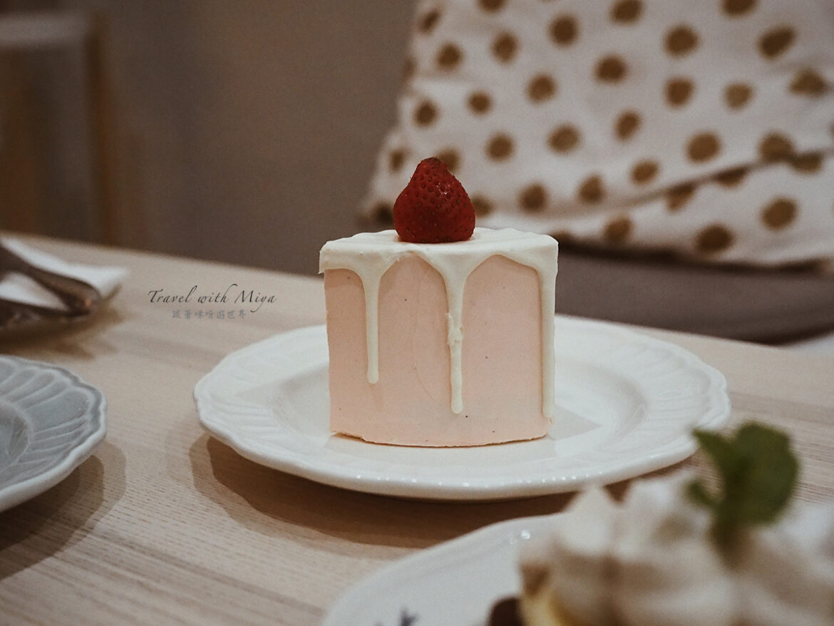 NewTroxDessert草莓淋醬蛋糕