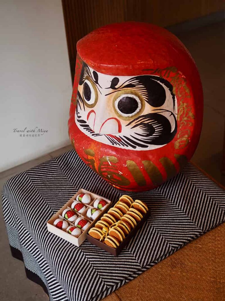 大稻埕迪化街滋養內的達摩擺飾和草莓大福＆銅鑼燒吊飾