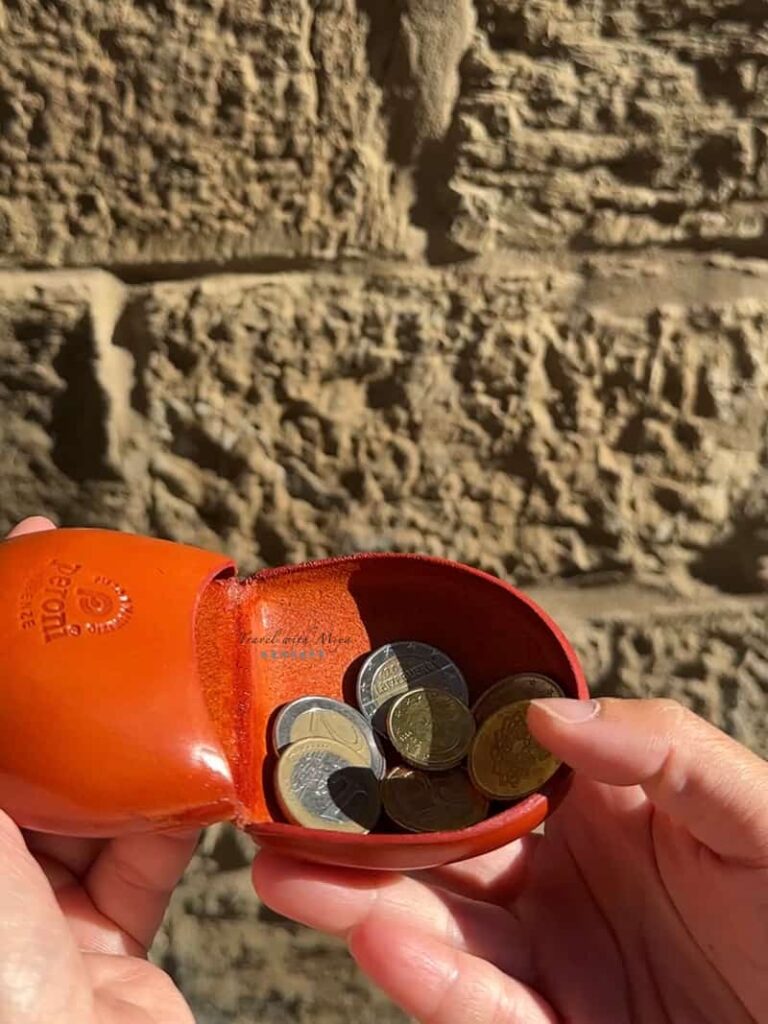 佛羅倫斯皮革零錢包把硬幣倒在包的另一面