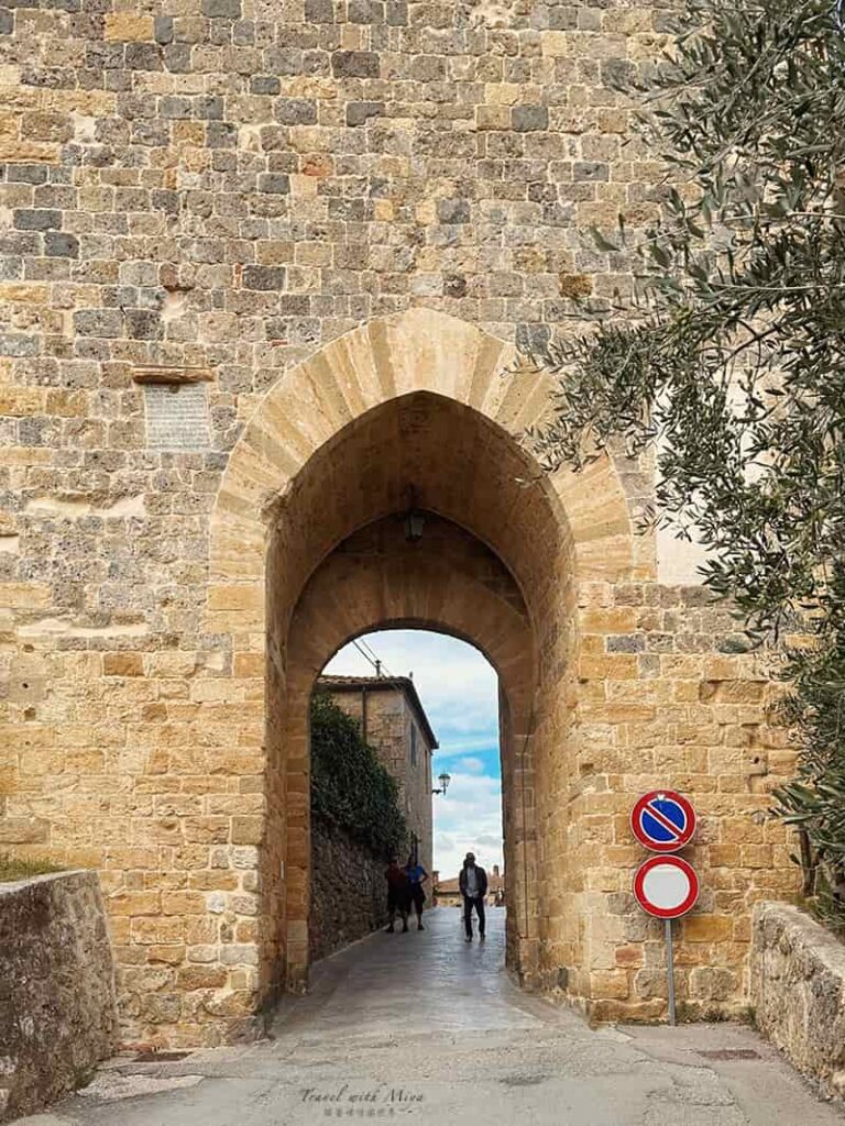 蒙特里久尼 Monteriggioni 南邊城門