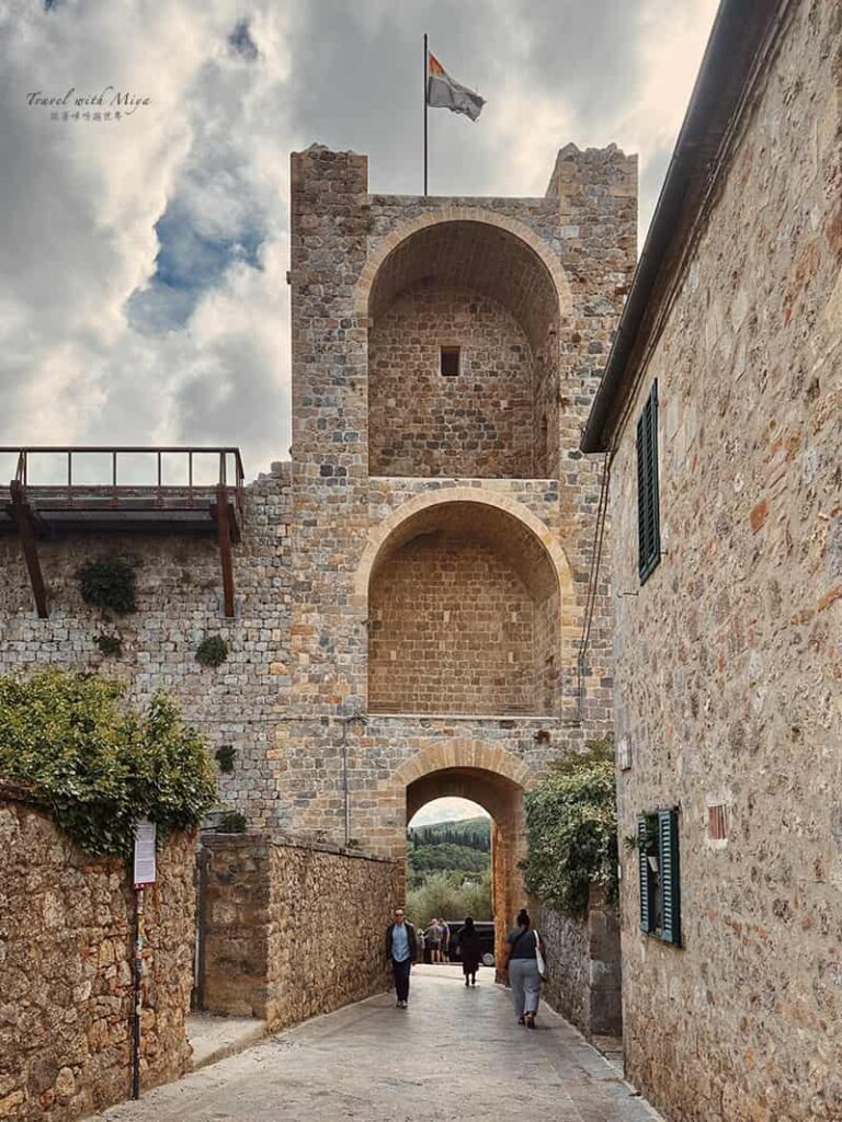 蒙特里久尼 Monteriggioni 南邊城牆城門