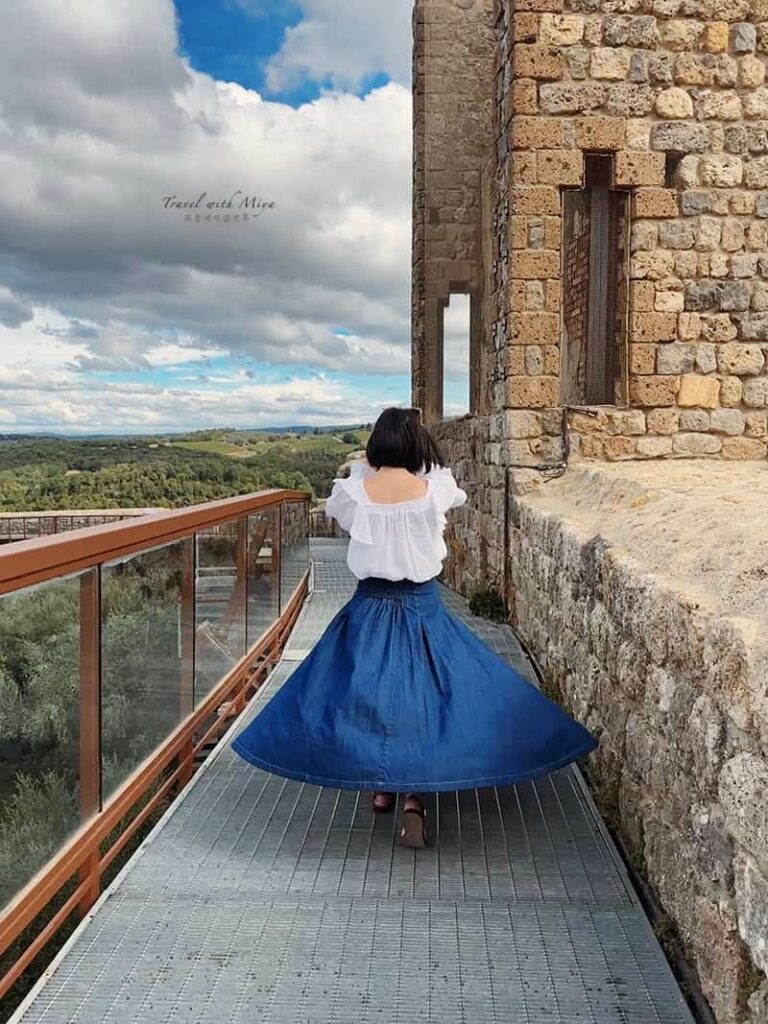 走在蒙特里久尼 Monteriggioni 南城牆步道與飄逸裙擺