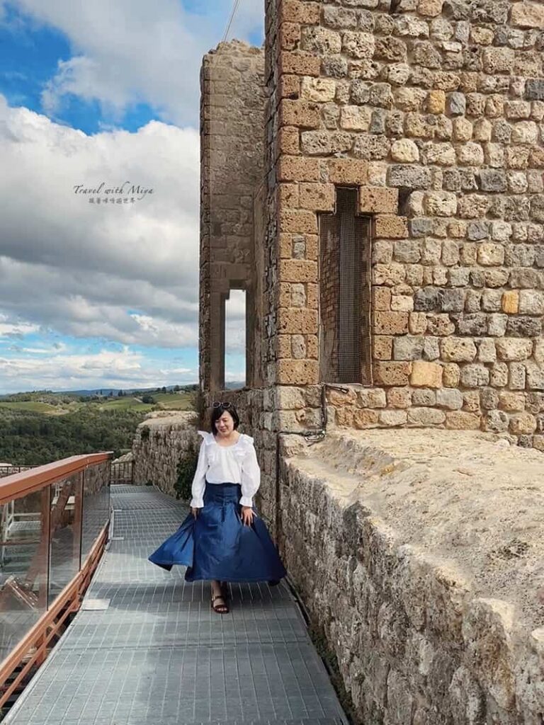 站在蒙特里久尼 Monteriggioni 南城牆步道合照