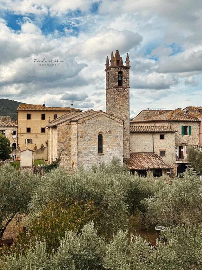 蒙特里久尼 Monteriggioni 小鎮建築與前方樹景