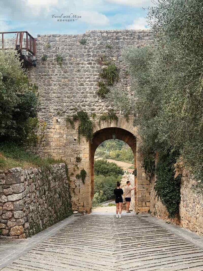 蒙特里久尼 Monteriggioni 北邊城門與一對情侶