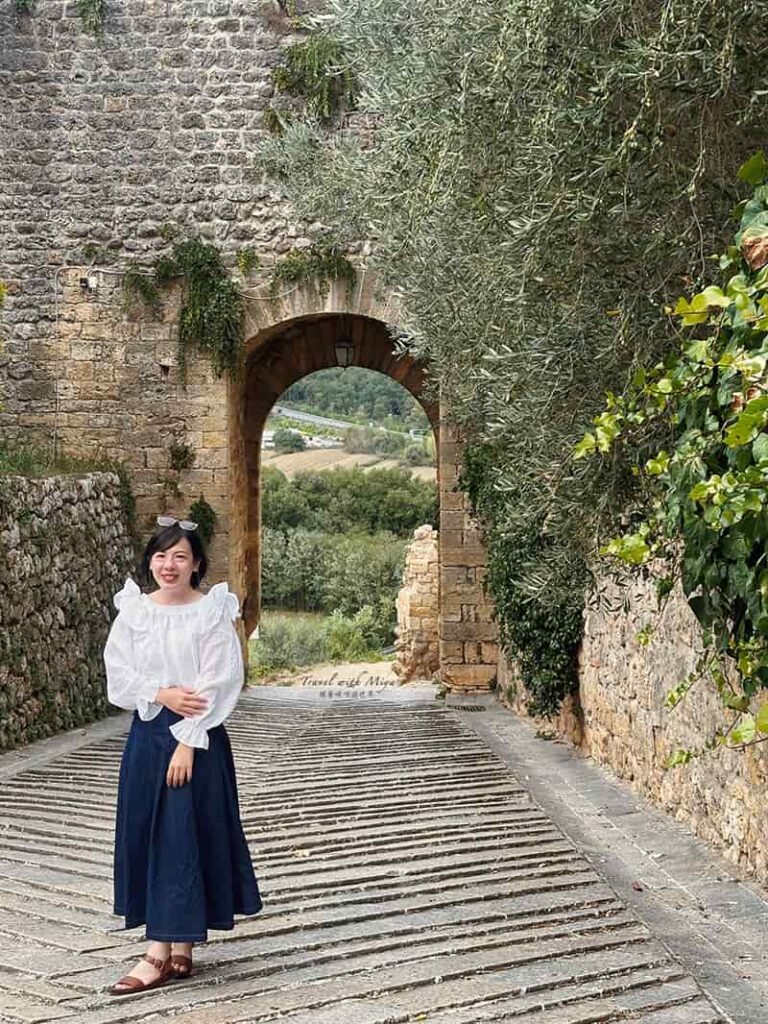 與蒙特里久尼 Monteriggioni 北邊城門合影