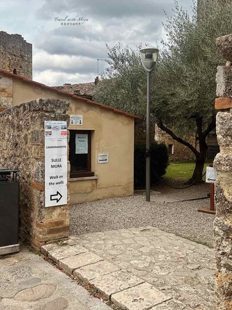 蒙特里久尼 Monteriggioni 北邊城牆購票入口處
