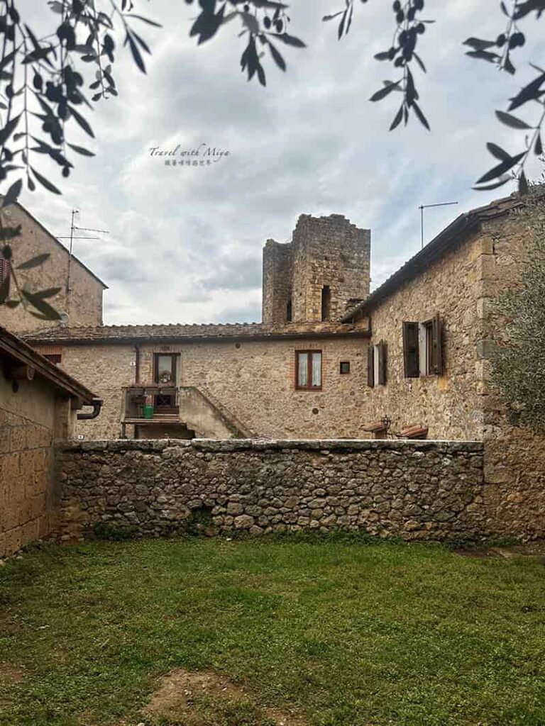 蒙特里久尼 Monteriggioni 小鎮建築與綠地