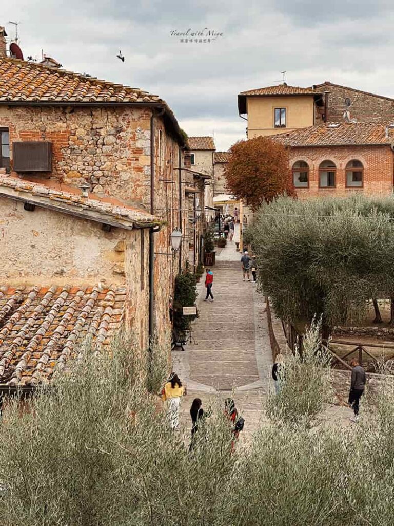 蒙特里久尼 Monteriggioni 北邊城牆看到的小鎮景2