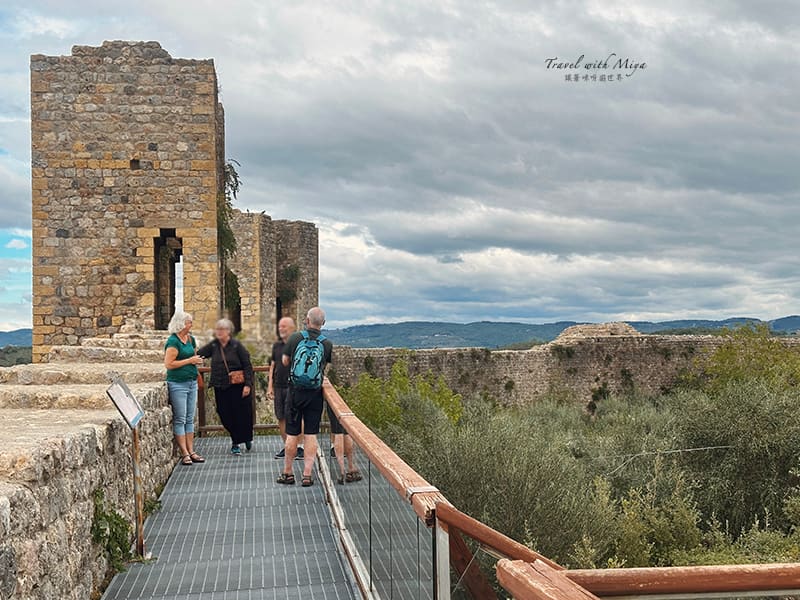 蒙特里久尼 Monteriggioni 北邊城牆與旅客