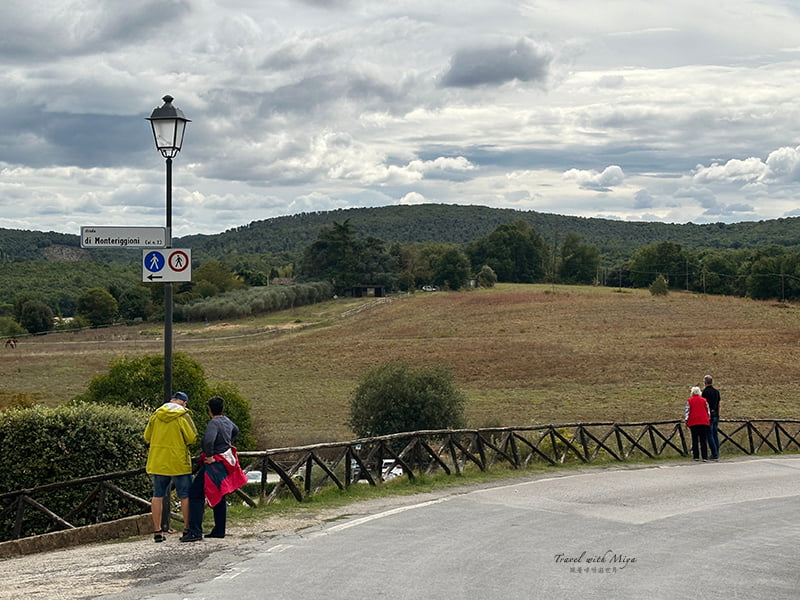 蒙特里久尼 Monteriggioni 南邊停車場旁的托斯卡尼田園景