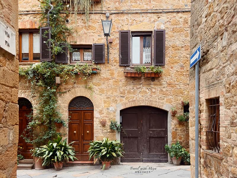 Pienza 裝飾綠植的門窗