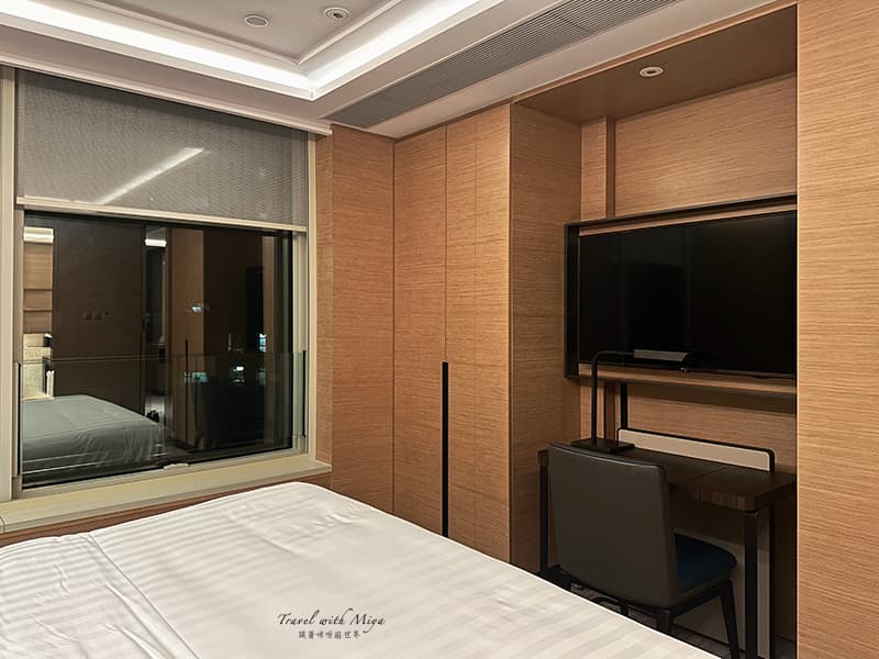 九龍海逸君綽酒店塔樓套房房間辦公桌和電視