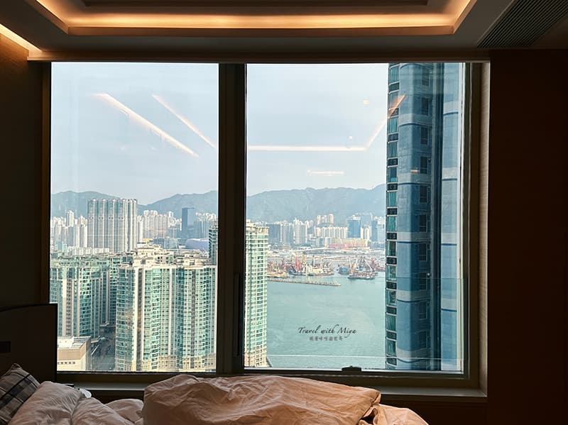 九龍海逸君綽酒店塔樓套房臥室內窗外的高樓海景