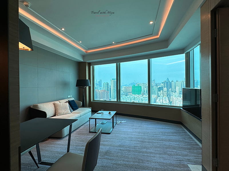 九龍海逸君綽酒店塔樓套房不同房型的客廳與窗外景