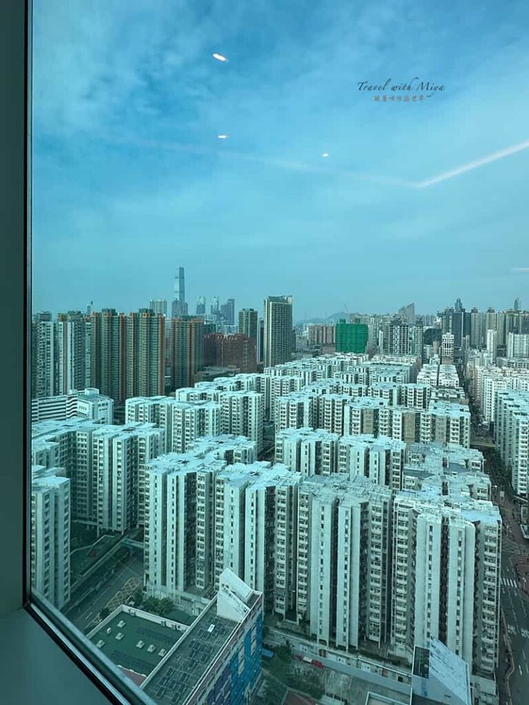 九龍海逸君綽酒店塔樓套房窗外的密麻高樓大廈