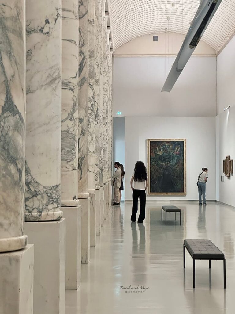 二十世紀博物館 Museo del Novecento 大理石柱展間