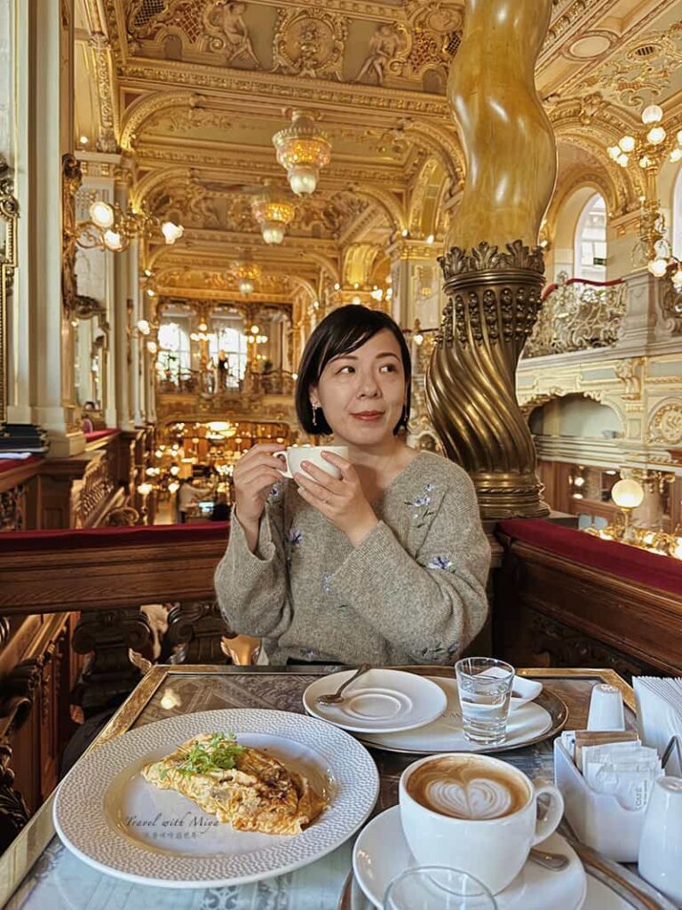 坐在紐約咖啡館用餐照