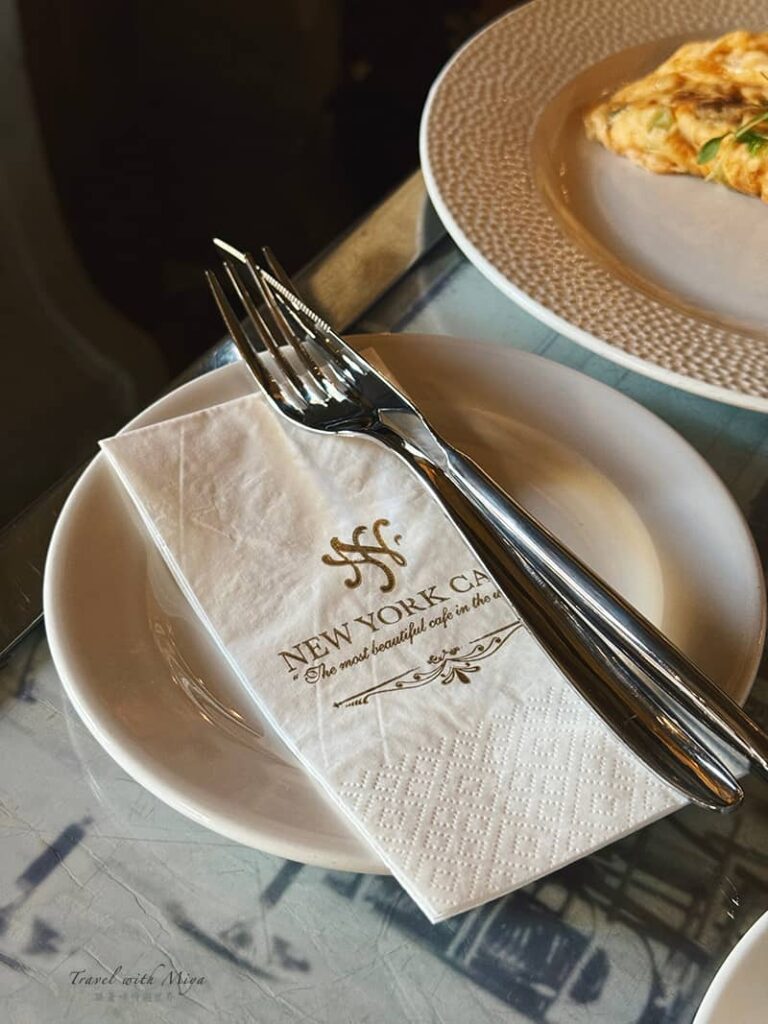 紐約咖啡館餐盤上有紐約咖啡館logo的紙巾
