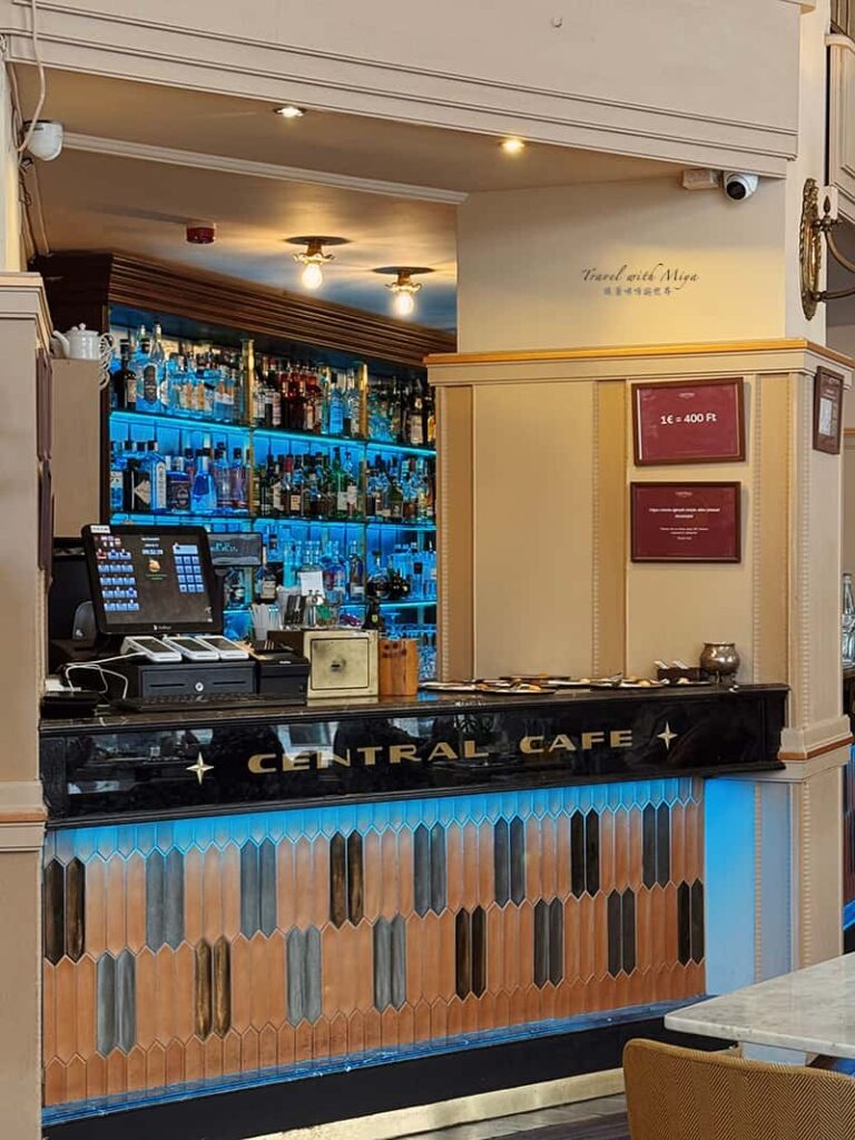 布達佩斯-中央咖啡館櫃檯與後方調酒區