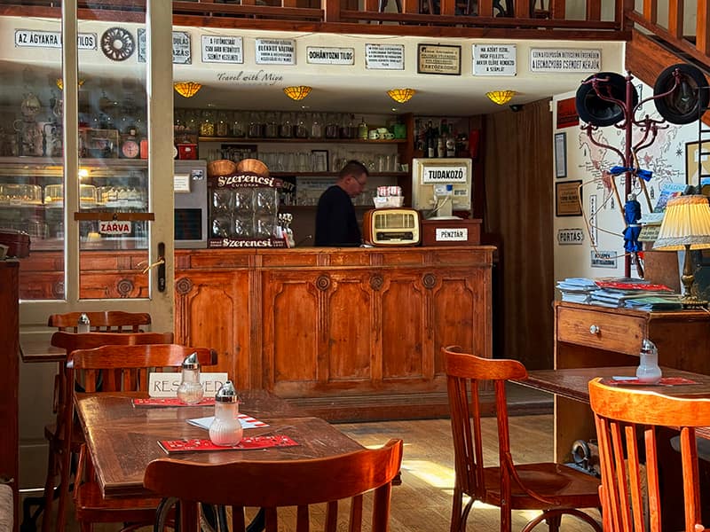 布達佩斯咖啡廳 Csészényi Café 櫃檯與老闆