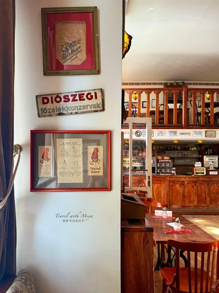 布達佩斯咖啡廳 Csészényi Café 一樓牆面海報、琺瑯牌匾裝飾