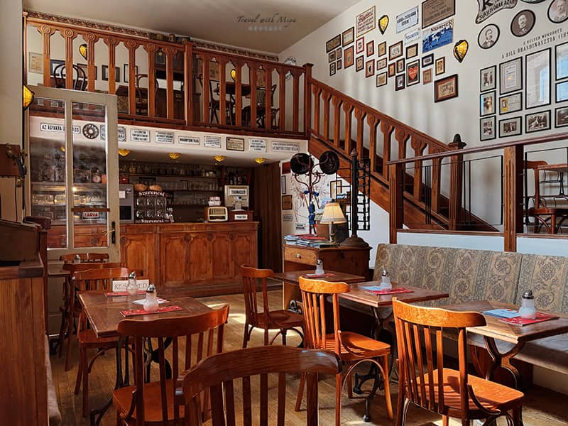 布達佩斯咖啡廳 Csészényi Café 一樓寬敞的空間與二樓小閣樓