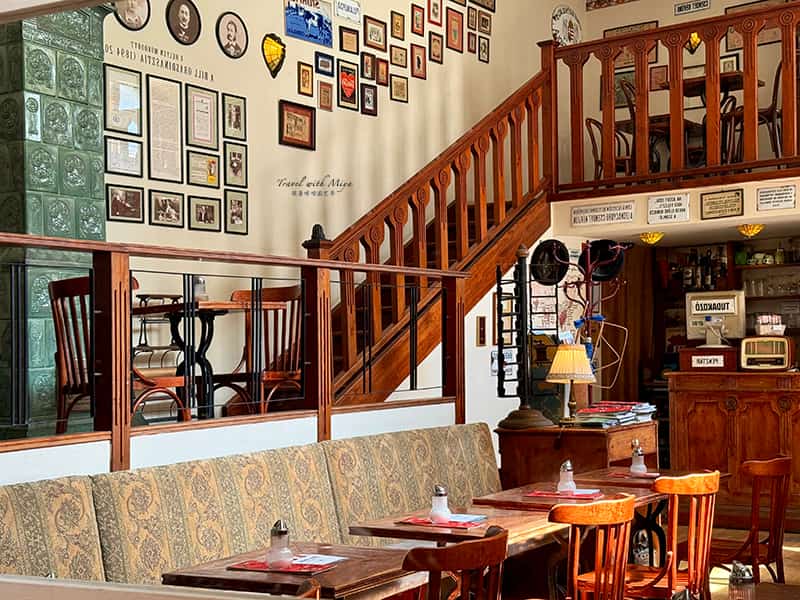 布達佩斯咖啡廳 Csészényi Café 手搖咖啡磨豆機牆下方鏡面反射的咖啡廳場景