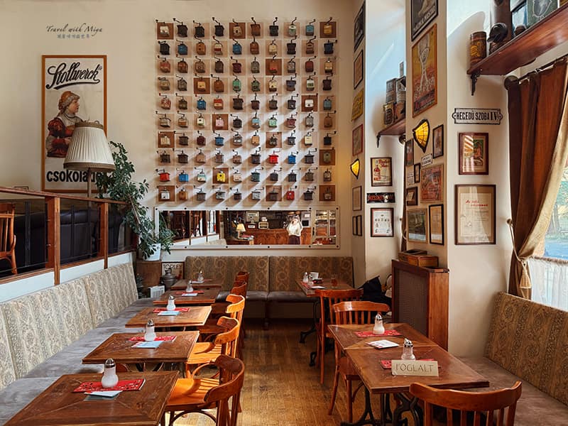 布達佩斯咖啡廳 Csészényi Café 手搖磨豆機牆和座位