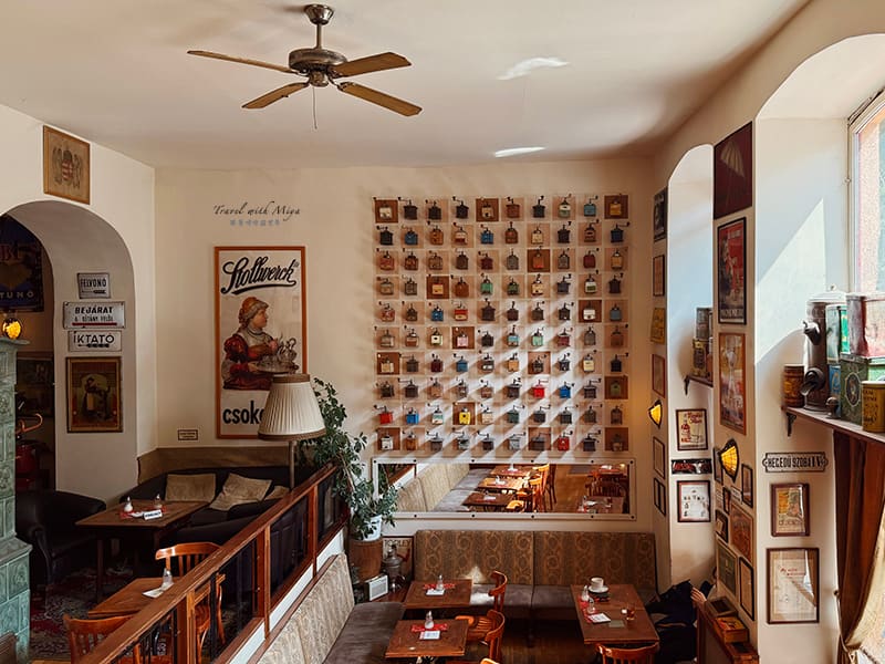 布達佩斯咖啡廳 Csészényi Café 店內擺設景觀
