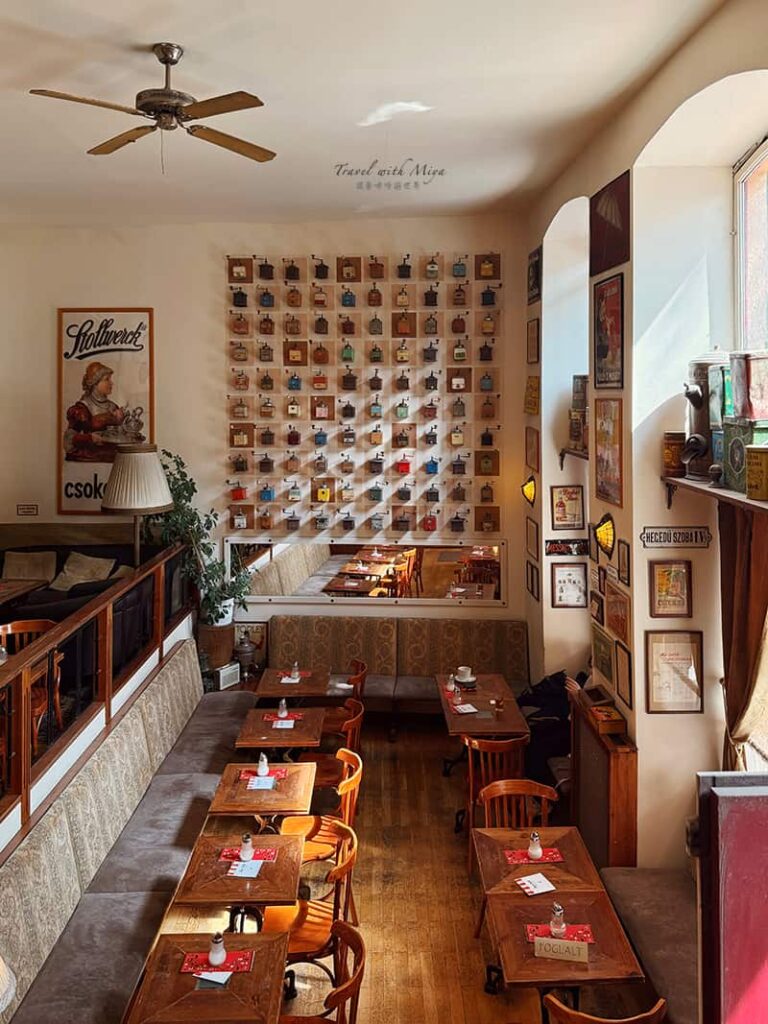 布達佩斯咖啡廳 Csészényi Café 二樓閣樓店內視角