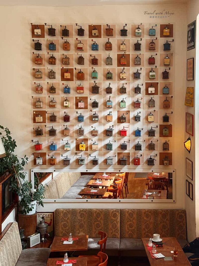 布達佩斯咖啡廳 Csészényi Café 手搖咖啡磨豆機牆近拍