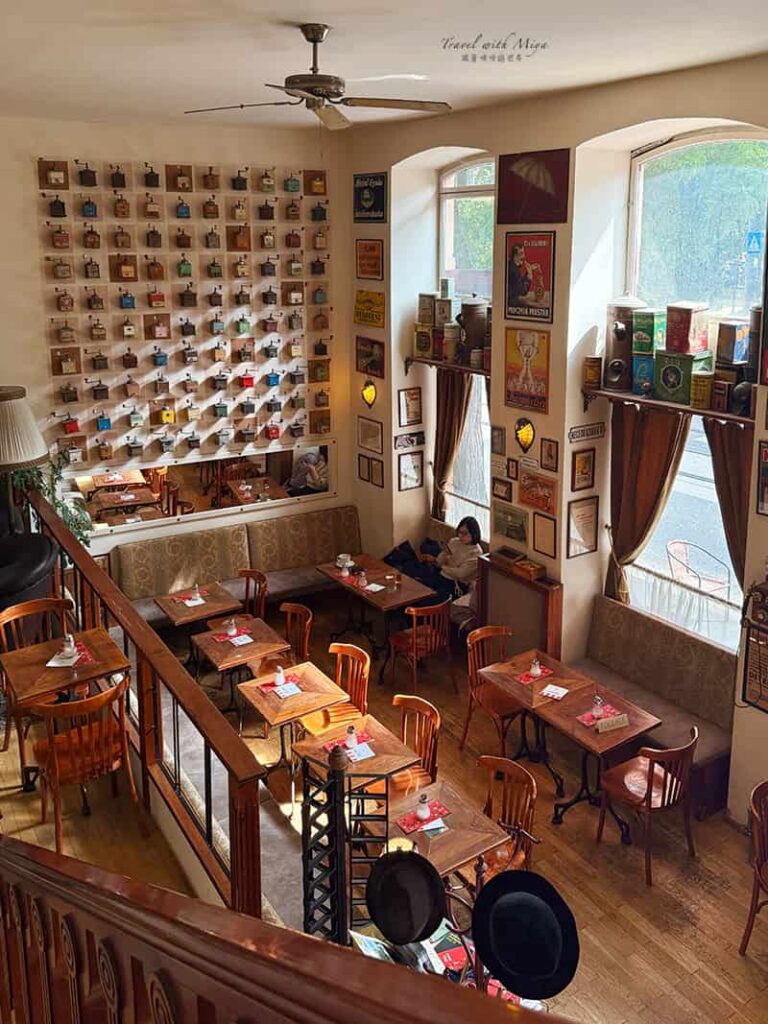 布達佩斯咖啡廳 Csészényi Café 樓梯看向一樓視角
