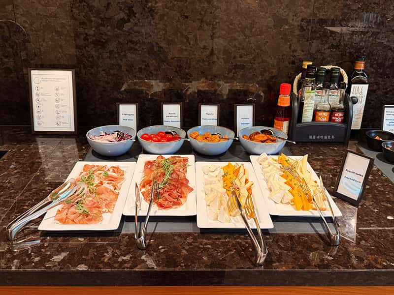 匈牙利布達佩斯希爾頓飯店行政酒廊 Happy Hour 提供的下酒菜-風乾火腿和起司