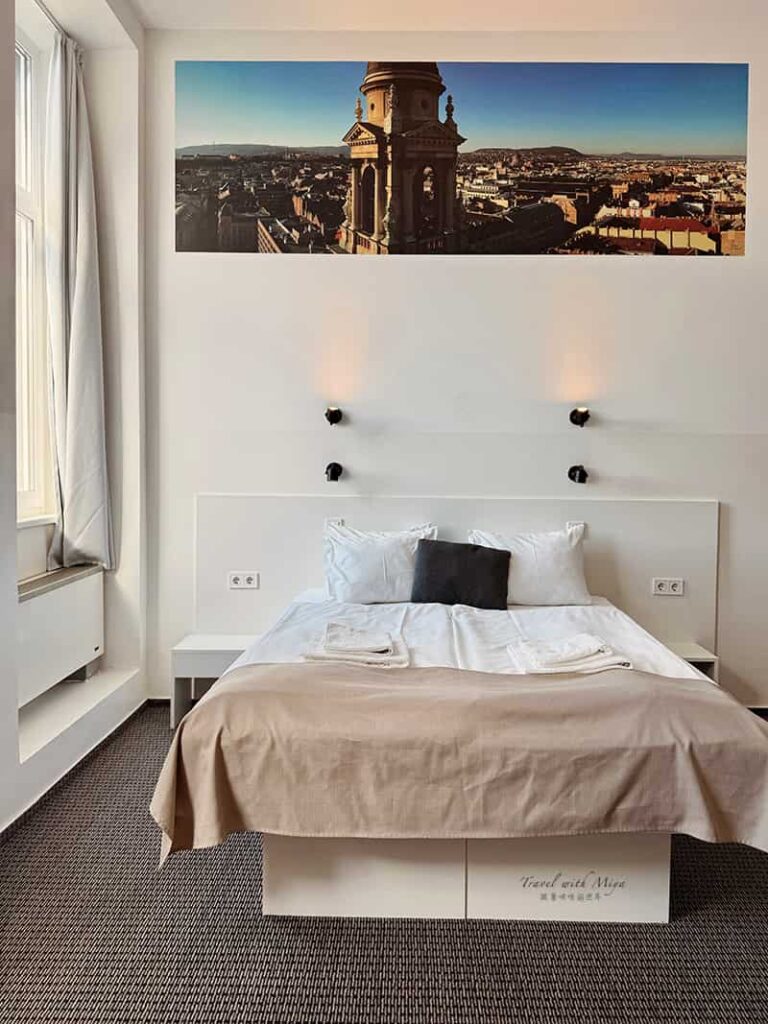 布達佩斯住宿青年旅館Maverick-Budapest-soho 床頭櫃和插座