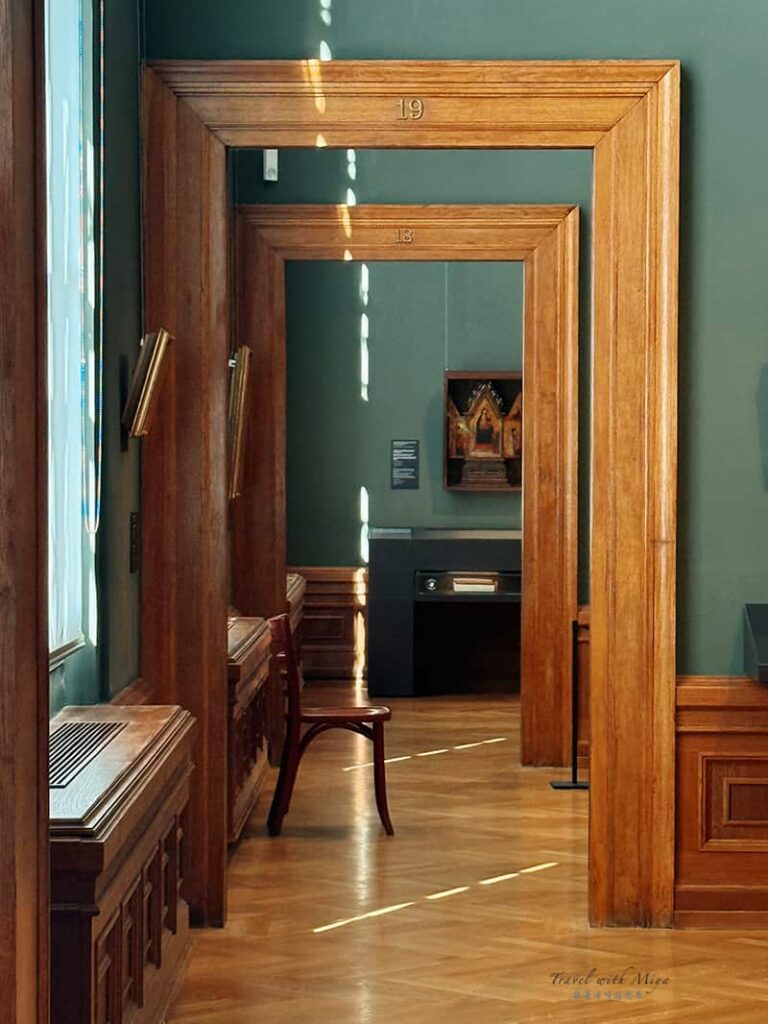 布達佩斯美術博物館綠色牆展間聯通門廊