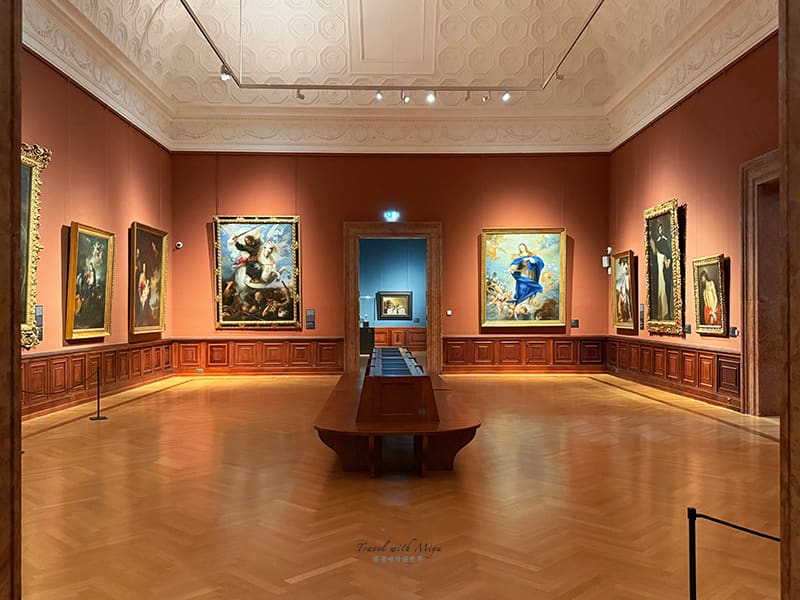 布達佩斯美術博物館粉橘牆展覽空間