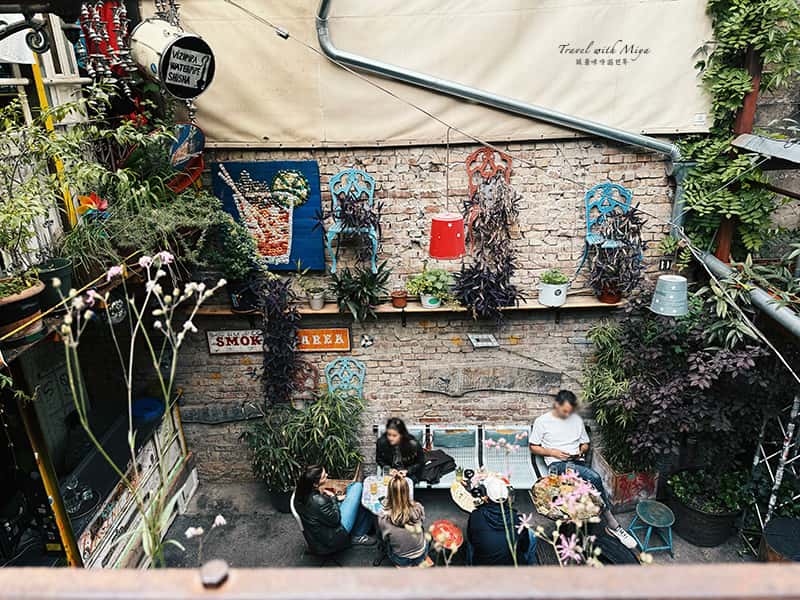 布達佩斯廢墟酒吧szimpla-kert 中庭看一樓座位區