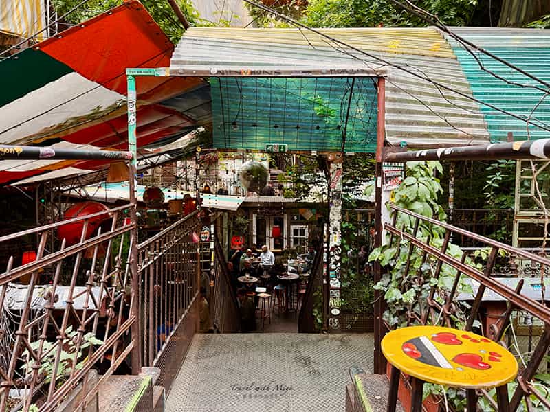 布達佩斯廢墟酒吧szimpla-kert 鐵通道與前方座位區