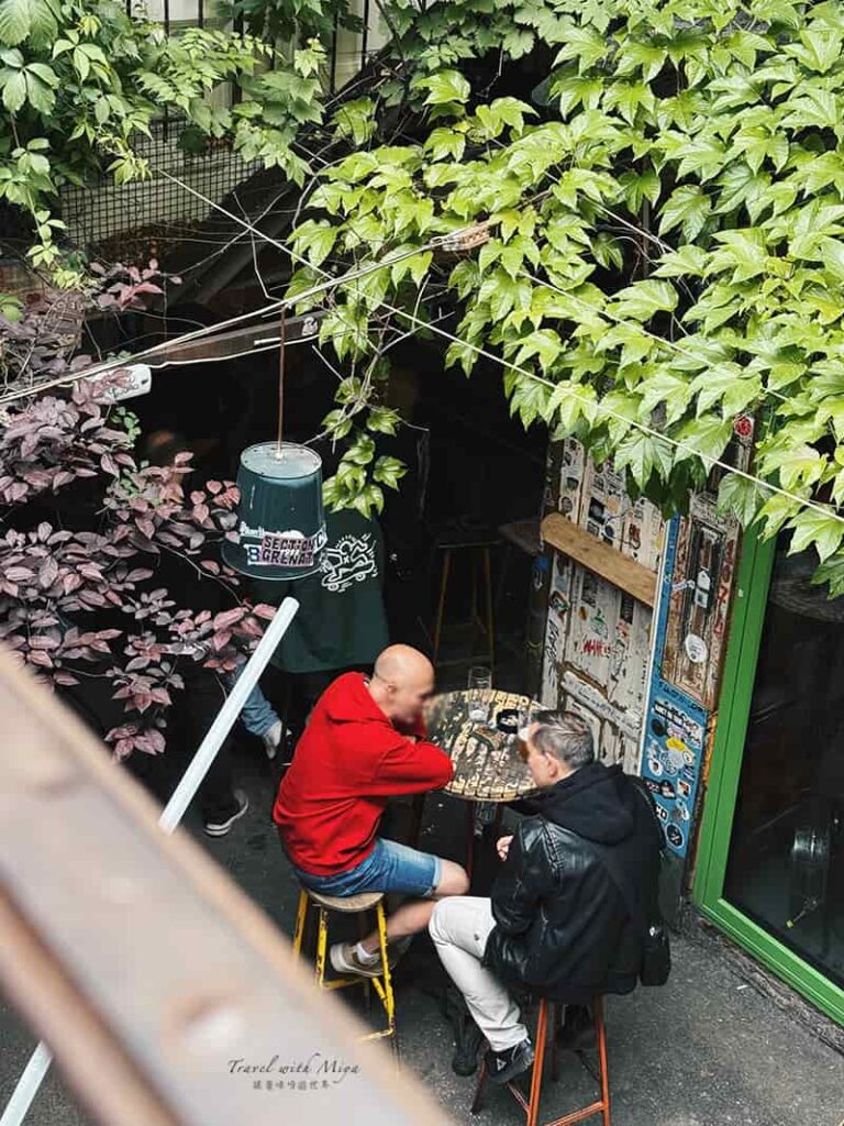 布達佩斯廢墟酒吧szimpla-kert 俯瞰一樓座位上聊天的人們