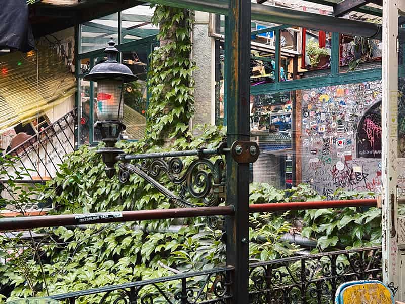 布達佩斯廢墟酒吧szimpla-kert 二樓綠植庭院與吊燈