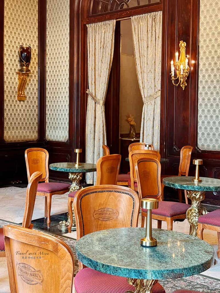 Café Gerbeaud 捷波德咖啡綠色桌座位區和壁燈
