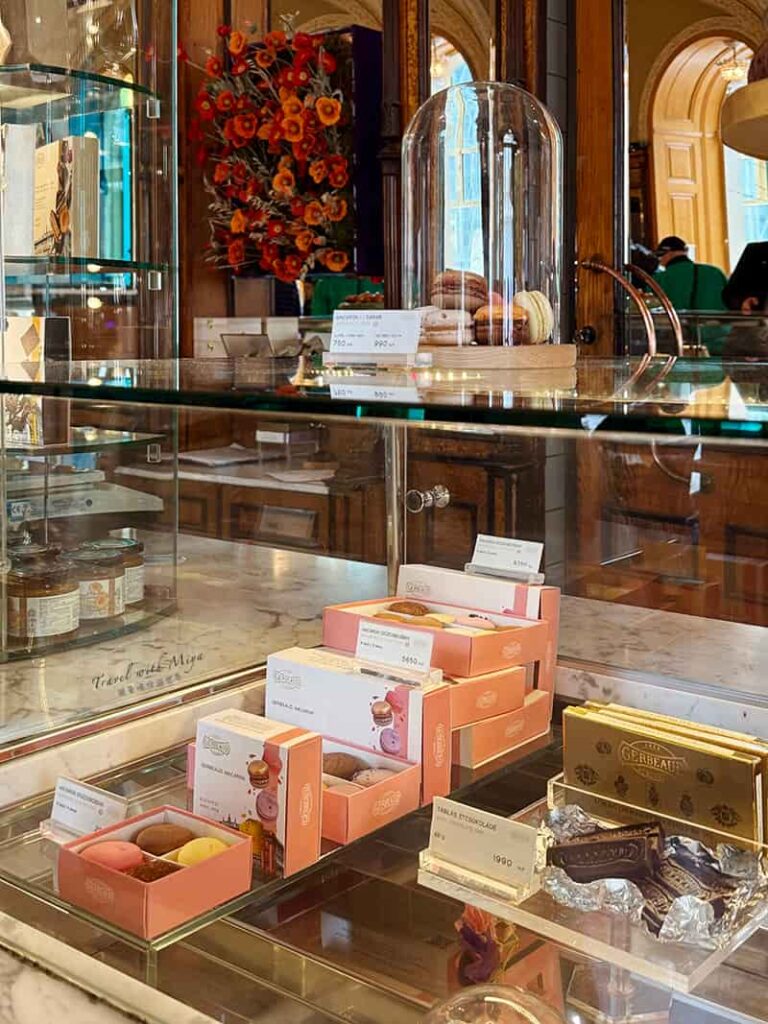 Café Gerbeaud 捷波德咖啡館甜點櫃中的馬卡龍