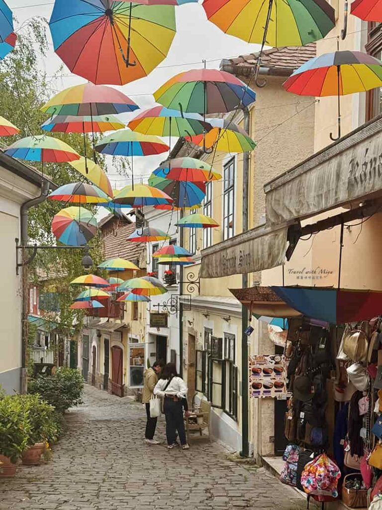 聖安德烈小鎮雨傘街Színes esernyők與行人