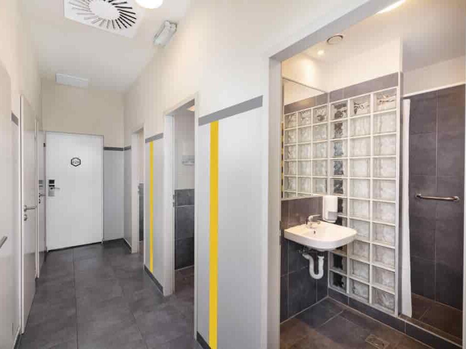 布達佩斯青旅推薦The Hive Party Hostel-衛浴間