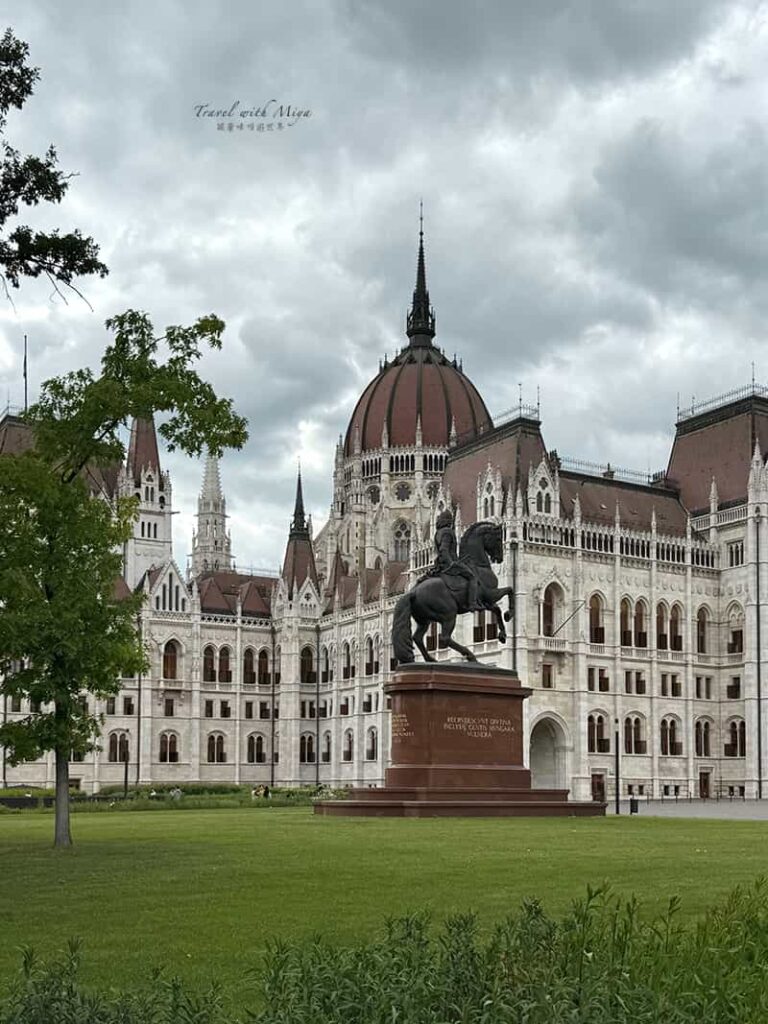 匈牙利國會大廈和 Francis II Rákóczi 騎著馬雕像