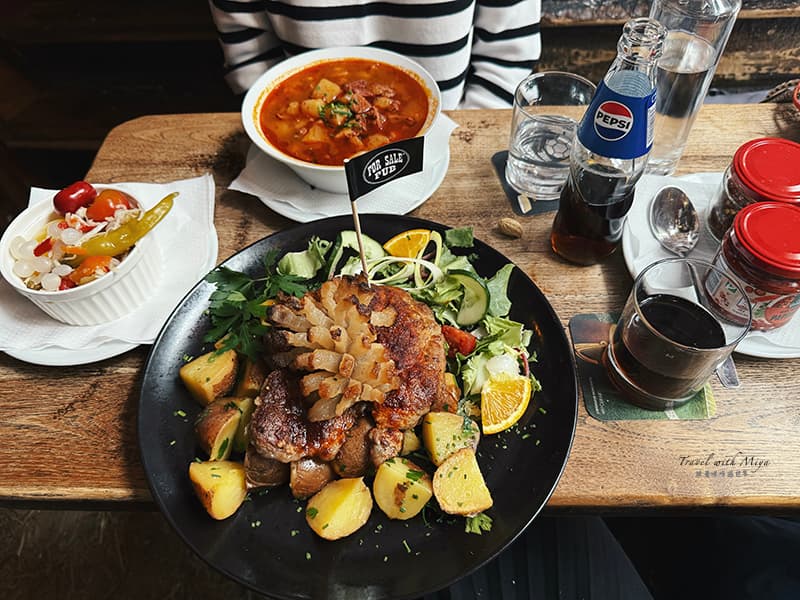 for sale pub 餐點:匈牙利牛肉湯和烤豬排
