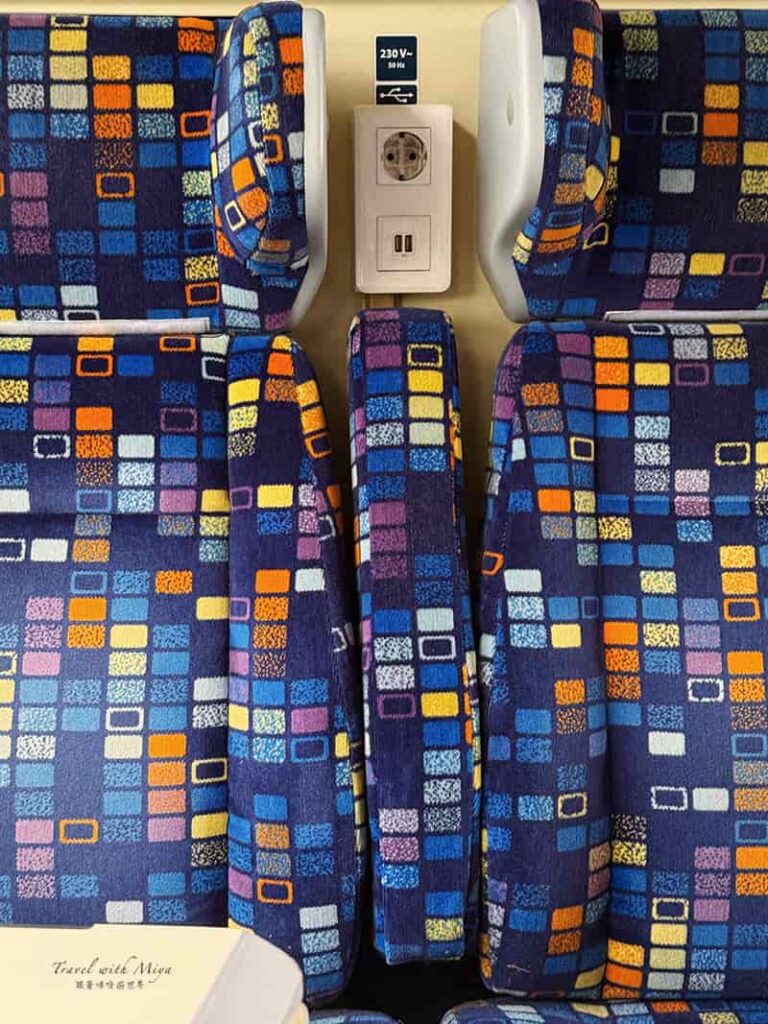 匈牙利國鐵MÁV火車包廂內座椅間的插座