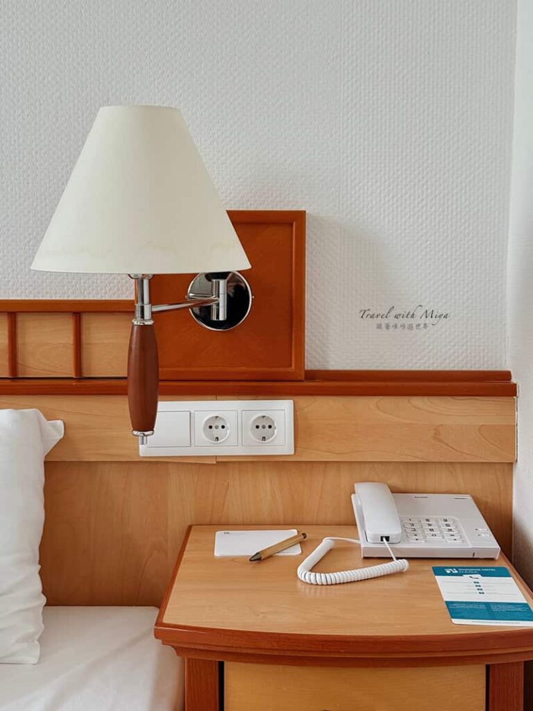 焦爾住宿Danubius Hotel Rába 房間床頭櫃