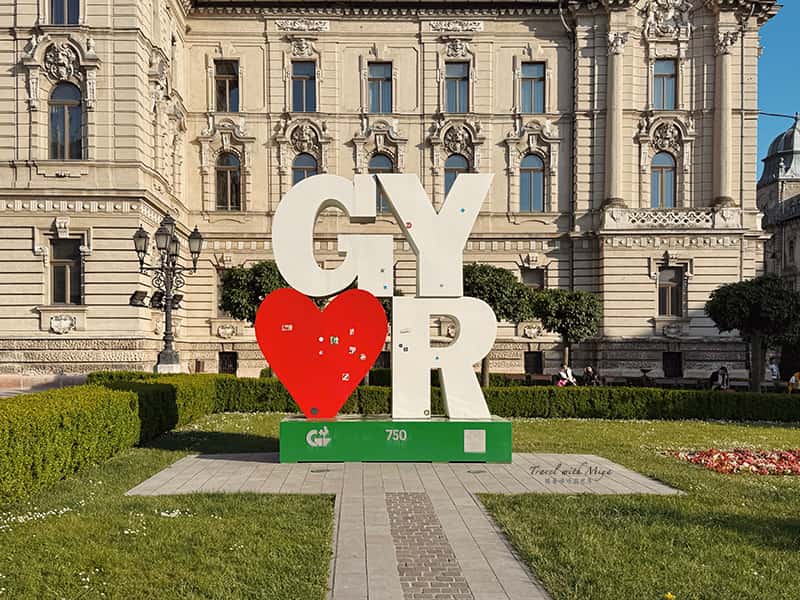 匈牙利焦爾 Győr市政廳前的字母標誌